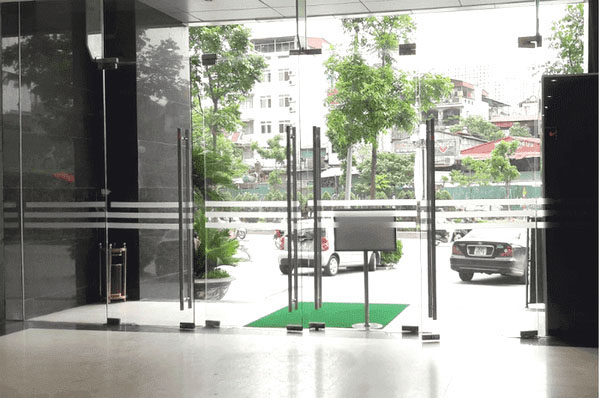 Cửa kính cường lực showroom sang trọng