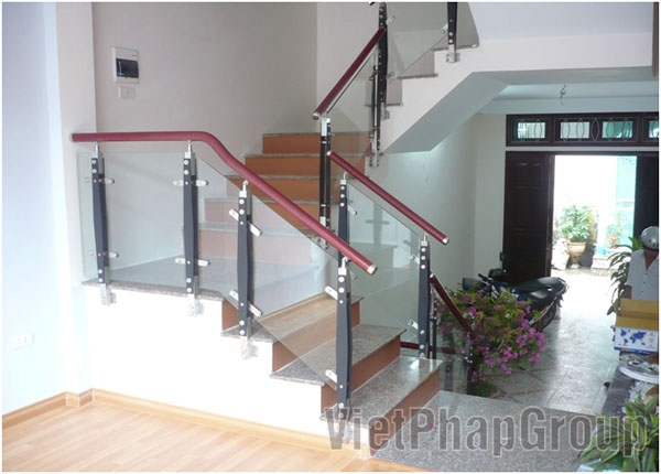 Mẫu tay vịn cầu thang nhựa giả gỗ uốn cong lắp kính cường lực