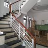 Cầu thang sắt với tay vịn gỗ được thiết kế đa dạng