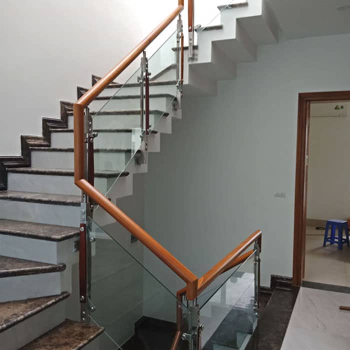 Trụ cầu thang kính inox ốp gỗ sang trọng