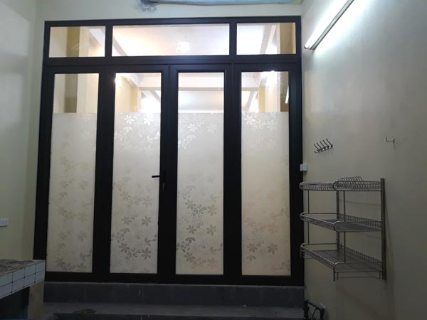 Cửa mặt tiền dán đề can mờ