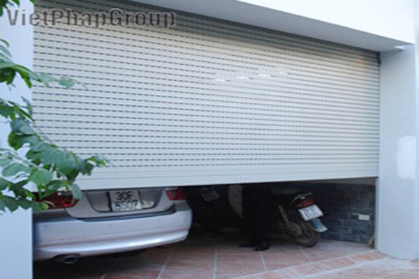 Mẫu cửa cuốn khe thoáng nhà biệt thự đẹp