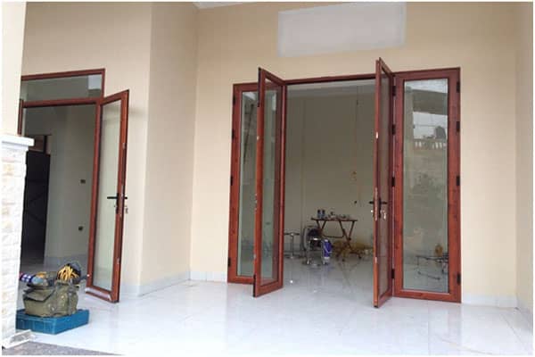 Cửa đi 4 cánh mặt tiền nhôm zhongkai AG