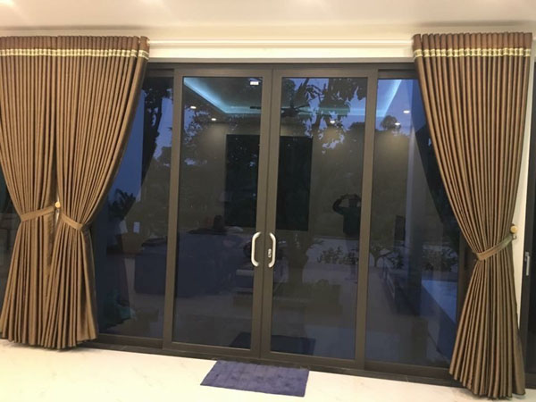 Lắp đặt phụ kiện khóa có chìa cửa đi lùa xingfa