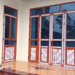 Vách cửa nhôm việt pháp màu vân gỗ hiện đại