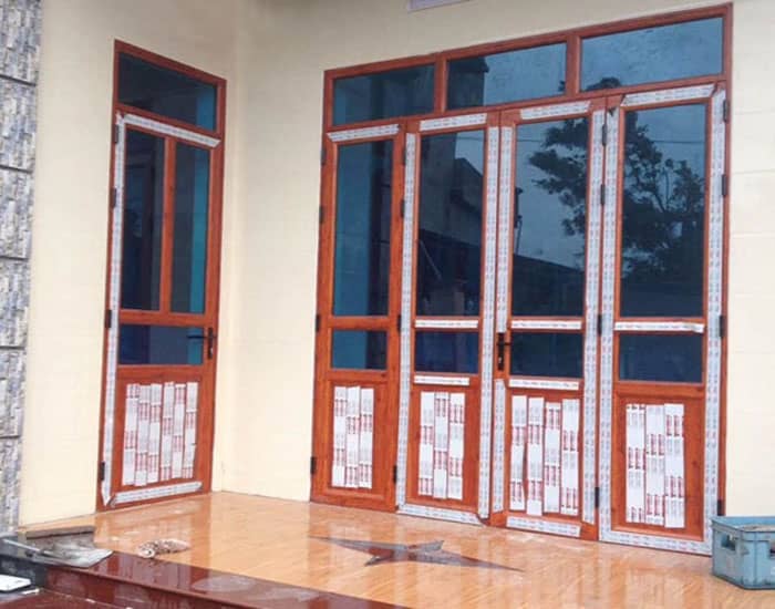 Vách cửa nhôm việt pháp màu vân gỗ hiện đại