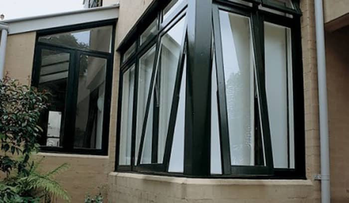 Cửa sổ mở hất nhôm việt pháp hệ 440
