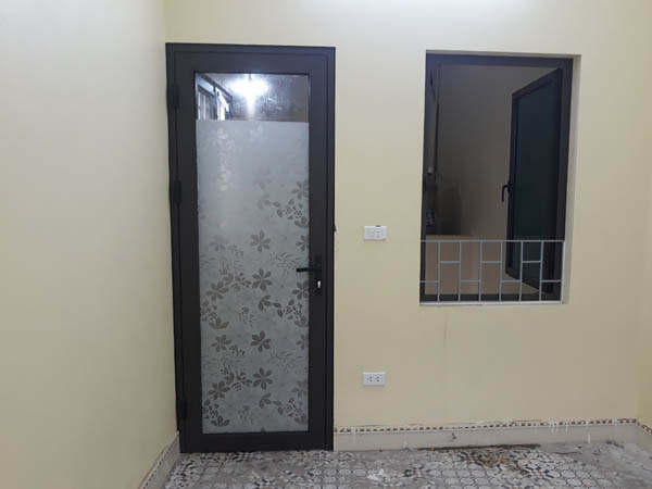 Cửa thông phòng dán đề can hoa văn mờ