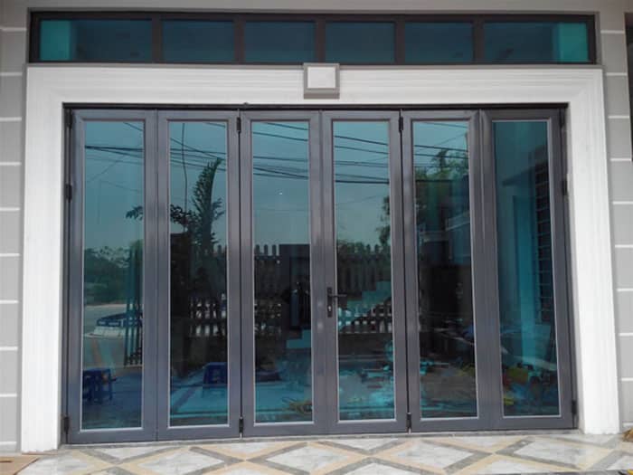 Mẫu cửa nhôm trượt gấp 6 cánh màu ghi sáng cho cửa đi chính