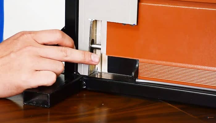 Khóa tự động cửa cuốn Austdoor chống cạy cửa từ bên ngoài