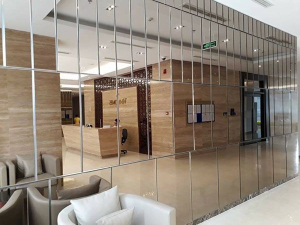 Kính ốp tường gương soi sang trọng, lịch sự
