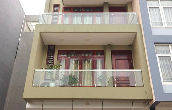 Mẫu lan can inox kính cường lực hiện đại