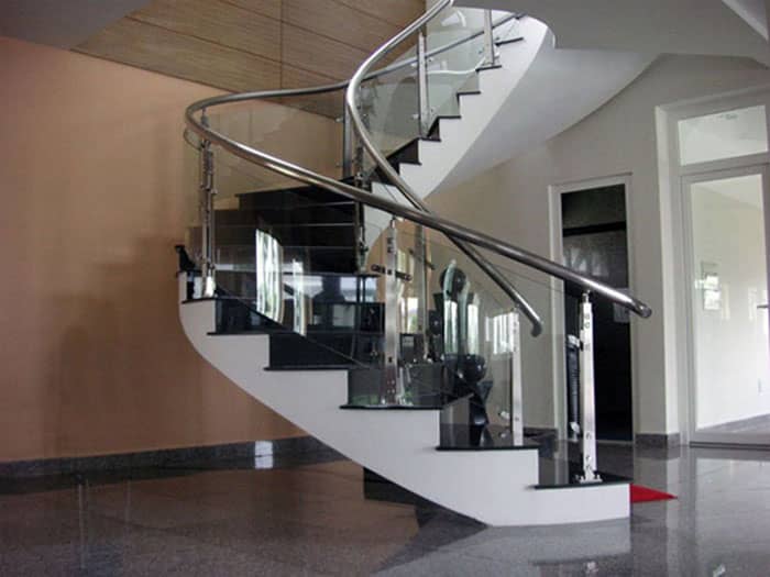 Lan can cầu thang kính tay vịn inox đơn giản mà đẹp