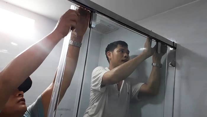 Lắp đặt gioăng phòng tắm kính cửa đẩy trượt lùa