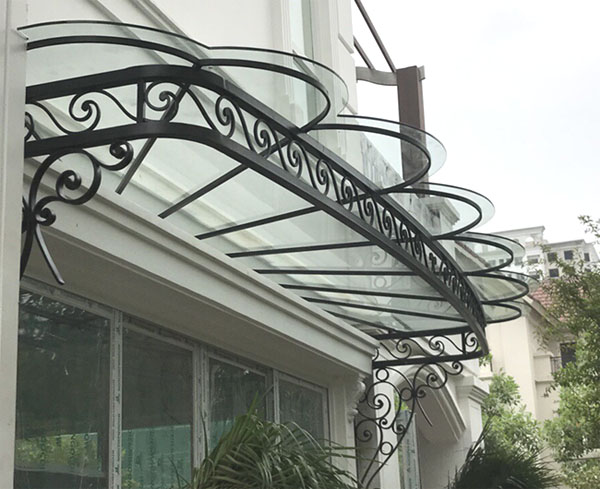 Mái kính khung sắt nghệ thuật che cửa sổ Vinhome