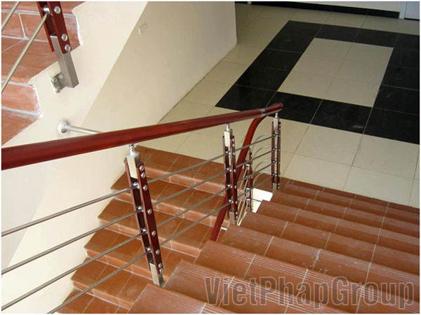 Cầu thang tay nhựa giả gỗ uốn cong đẹp sang trọng hiện đại