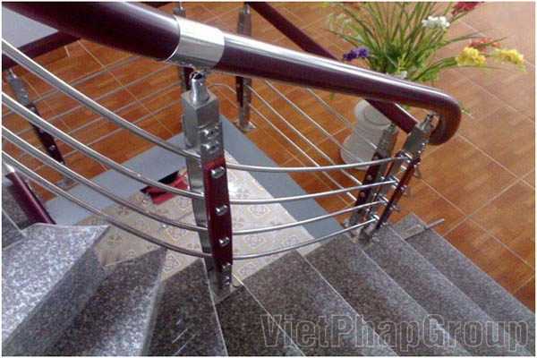 Cầu thang suốt inox tay vịn nhựa