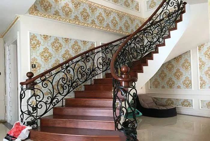 Mẫu cầu thang thiết kế cổ điển sang trọng mà lịch sự
