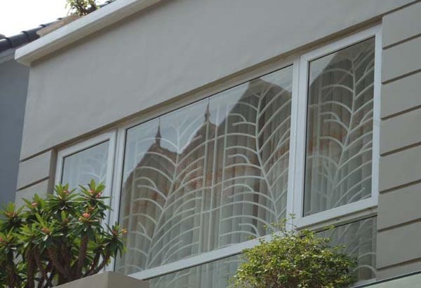 Khung cửa sắt đan dạng lá cành