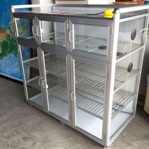 Mẫu tủ chạn nhôm màu sáng bạc chia 3 cánh