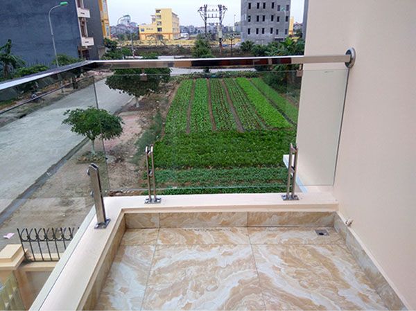 Sản phâm làm từ lan can kính và inox rất được ưa chuộng