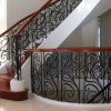 Sự kết hợp hài hòa giữa cầu thang sắt và gỗ