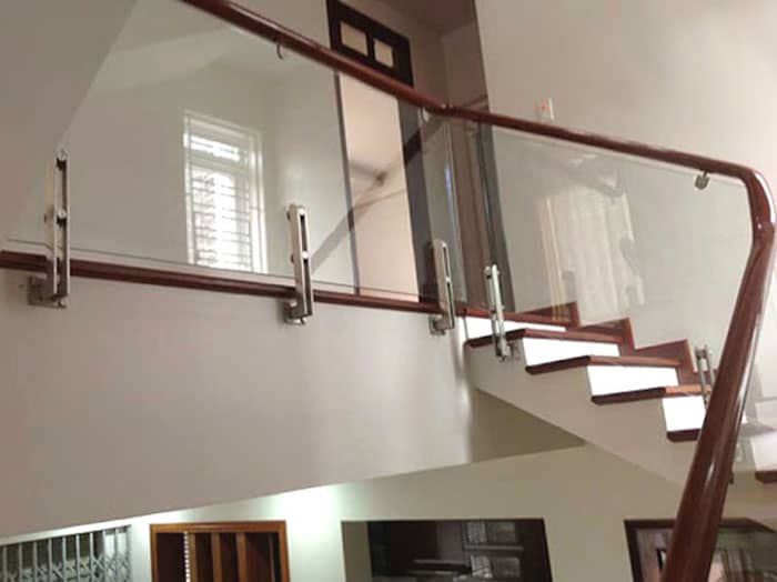 Mẫu chân trụ bắt má ngoài bậc cầu thang