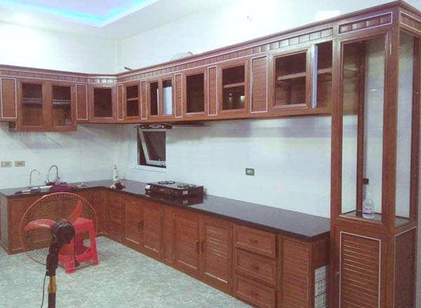Tủ bếp nhôm giả gỗ có quầy để rượu