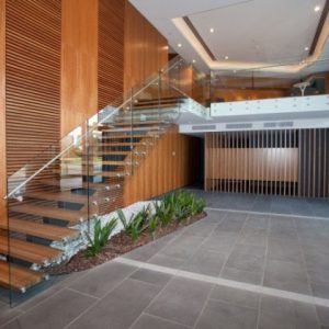 Mẫu cầu thang kính cường lực lắp đặt phụ kiện inox đẹp