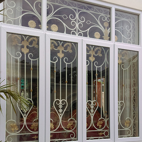 Kiểu khung cửa sổ đẹp với hoa sắt nghệ thuật