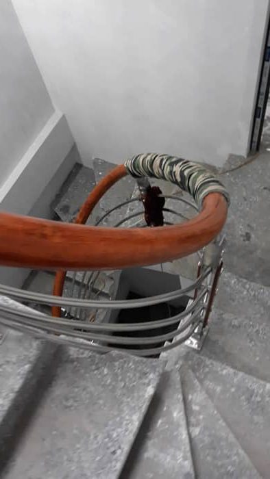 Uốn và lắp ghép tay nhựa vào thang