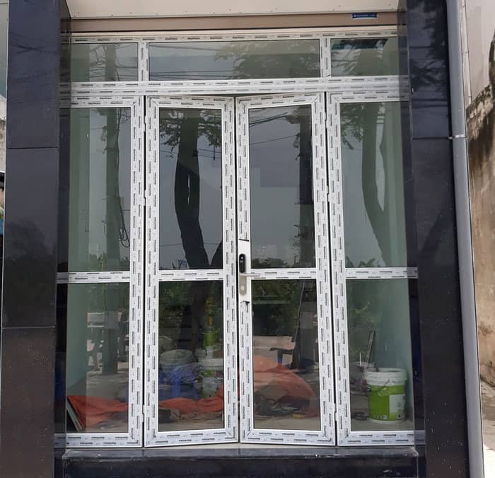 Loại nhôm việt pháp hệ 450 mặt tiền sử dụng khóa vân tay
