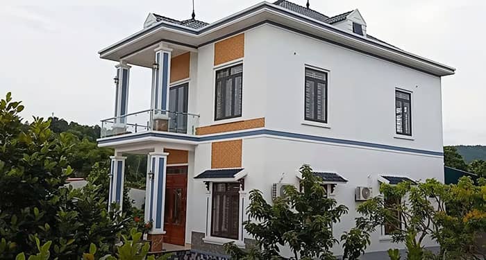 Mẫu nhà 2 tầng lắp lan can kính đẹp