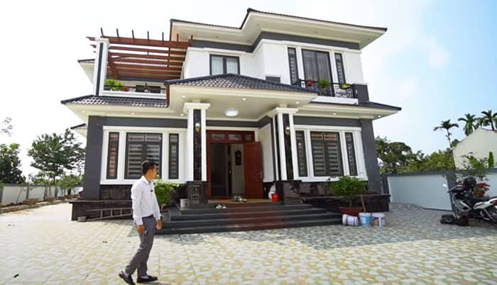Biệt thự 2 tầng mái thái lan can sắt đẹp