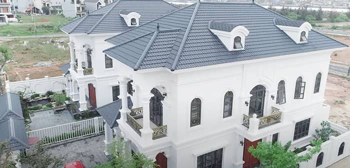 Biệt thự đôi có sảnh nhà đẹp với lan can nhôm đúc