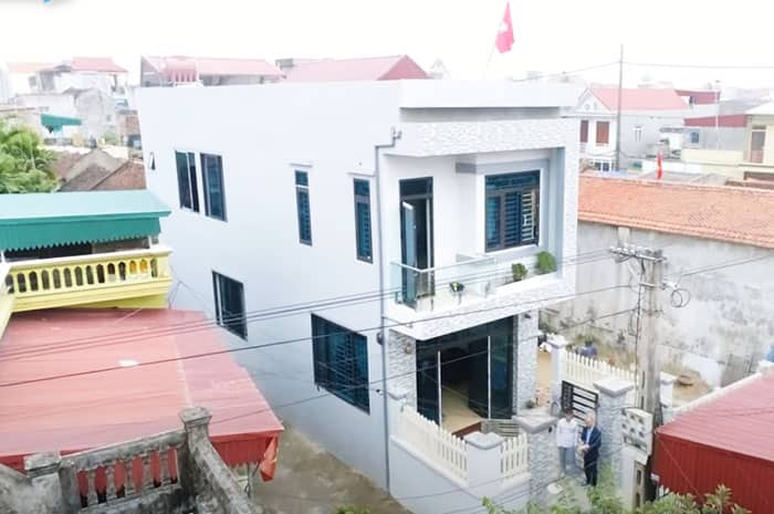 Biệt thự lắp cửa nhôm và lan can kính ấn tượng