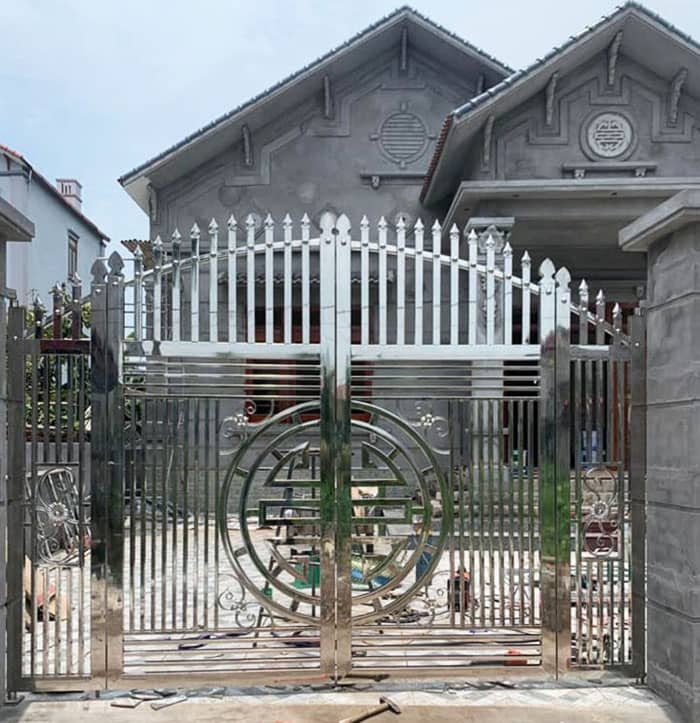 Biệt thự lắp đặt mẫu cổng inox 4 cánh sus 304 sang trọng