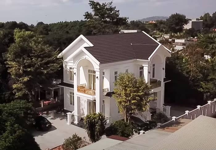 Sảnh nhà đẹp với lan can nhôm đúc