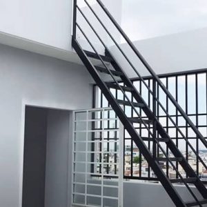 Cầu thang sắt lên sân thượng sơn màu đen đẹp