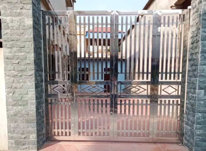Sử dụng bản lề trục xoay cho cổng inox đóng mở rất nhẹ nhàng
