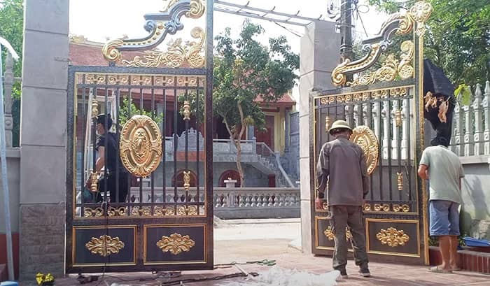 Cổng inox đẹp nhất 2 cánh mạ vàng hiện đại