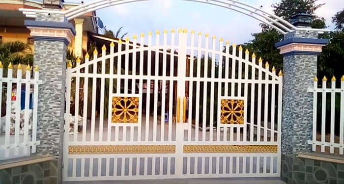 Cổng và hàng rào trắng bằng sắt cho nhà đẹp