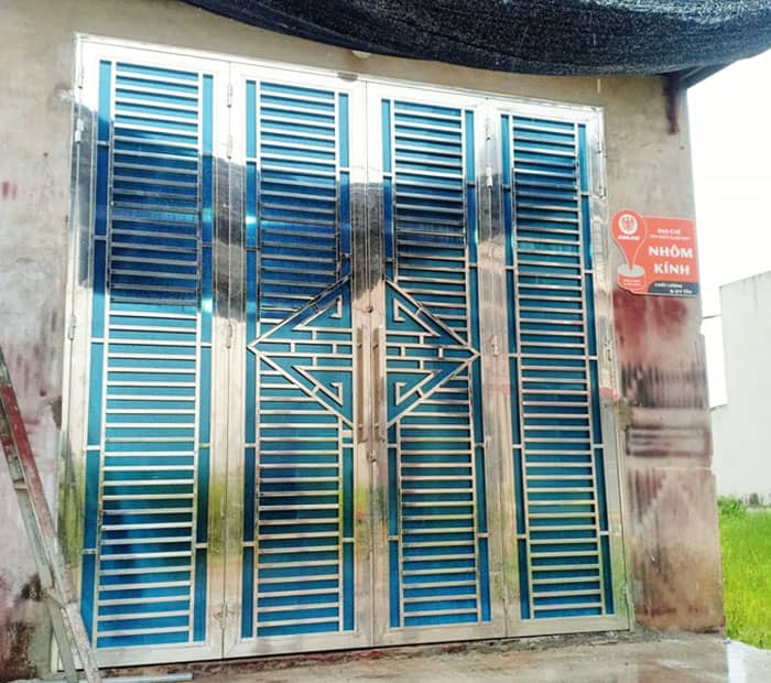 Mẫu cửa inox kính màu xanh