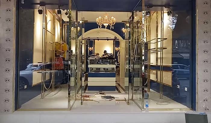 Cửa inox thủy lực mạ vàng showroom đẹp sang trọng