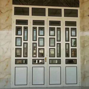 Thi công mẫu cửa sắt khung kính chia ô nghệ thuật bên đẹp