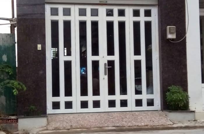 Mẫu cửa sắt chia ô lắp kính cường lực hiện đại 4 cánh