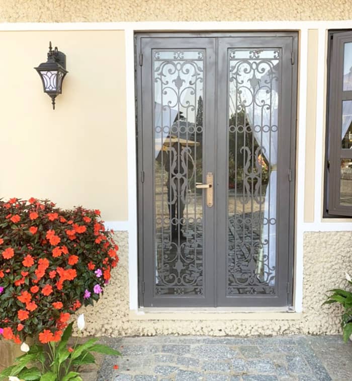 Mẫu cửa đi sắt hoa văn CNC lắp kính đẹp