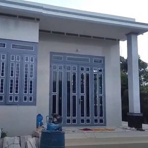Mẫu cửa sắt kính màu ghi sáng cho nhà thêm đẹp