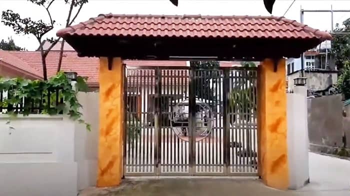 Giá cửa inox 4 cánh mặt tiền không hề cao