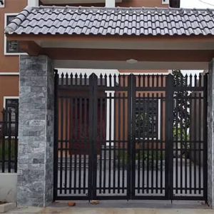 Mẫu hàng rào sắt hộp kết hợp với cổng sơn màu đen xám